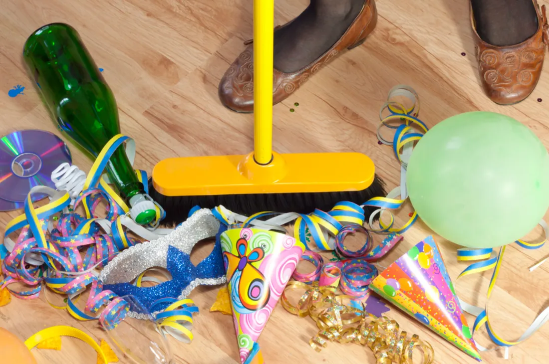 Limpieza posterior a un evento: piso con serpentinas, globos y restos de fiesta siendo barridos